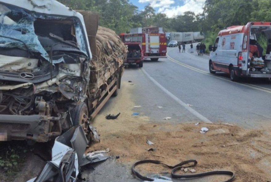 motorista-fica-preso-as-ferragens-apos-batida-entre-caminhoes-na-br-251 motorista-fica-preso-as-ferragens-apos-batida-entre-caminhoes-na-br-251