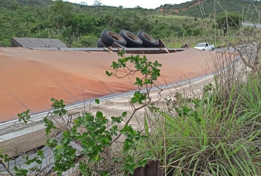 motorista-fica-preso-as-ferragens-apos-caminhao-tombar-na-br-3653A-resgate-emocionante-em-montes-claros