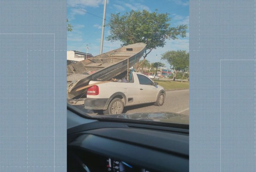 motorista-flagrado-transportando-barco-em-carro-de-passeio3A-infracao-grave