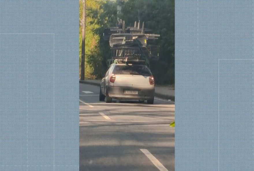 motorista-flagrado-transportando-cadeiras-no-teto-do-carro3A-infracao-grave