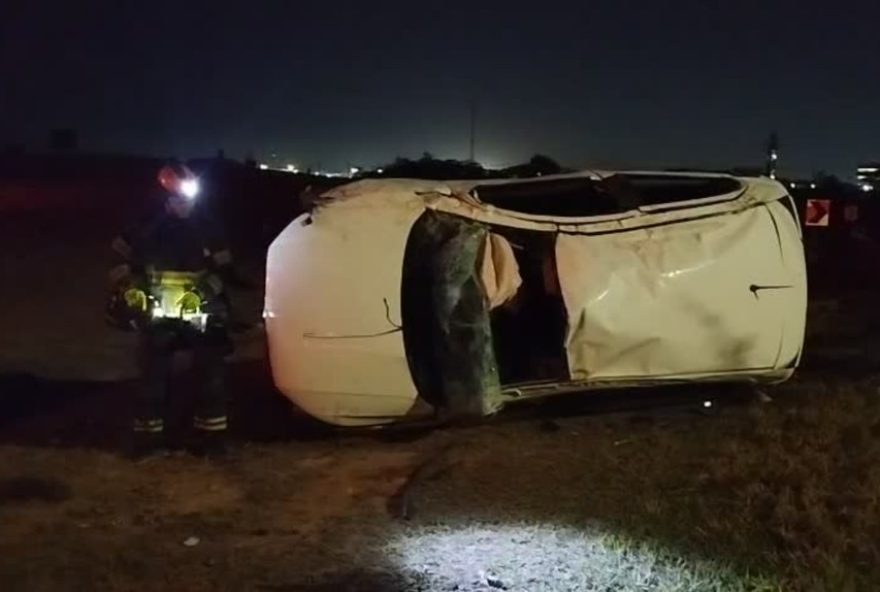 motorista-foge-apos-capotar-carro-na-sp-324-em-campinas3A-passageiro-ferido