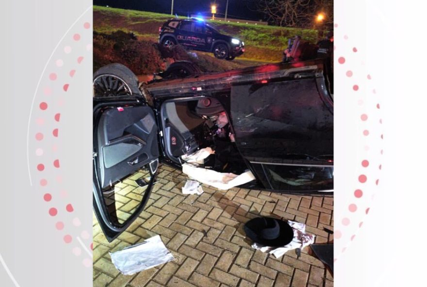 motorista-foge-de-abordagem2C-atropela-motociclista-e-capota-carro-com-cocaina-em-foz-do-iguacu3A-detalhes-da-apreensao-de-160-kg-de-drogas