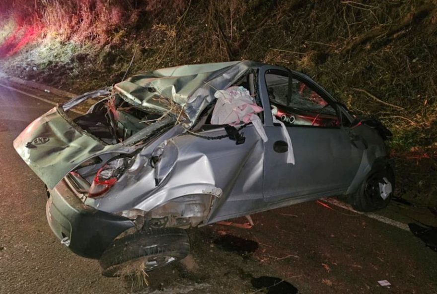 motorista-morre-ao-capotar-carro-tentando-desviar-de-capivara-na-lmg-8562C-em-cassia2C-mg