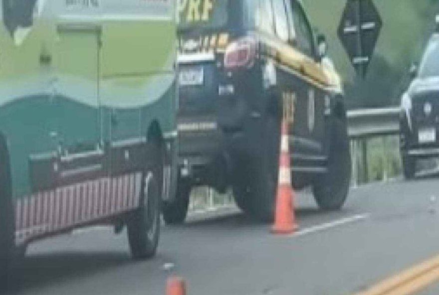 motorista-morre-ao-pular-de-caminhao-desgovernado-na-br-1162C-em-mg motorista-morre-ao-pular-de-caminhao-desgovernado-na-br-1162C-em-mg