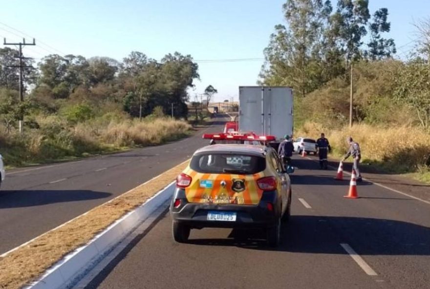 motorista-morre-ao-socorrer-cachorro-atropelado-em-assis3A-tragedia-alerta-para-riscos-da-solidariedade-no-transito