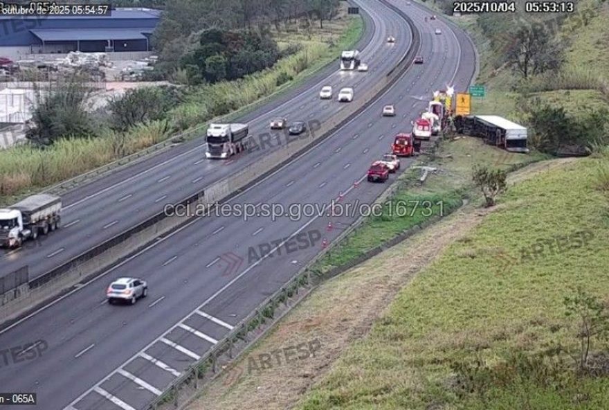 motorista-morre-ao-tombar-carreta-em-rodovia-de-jundiai3A-acostamento-interditado