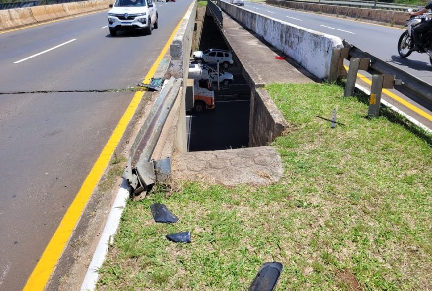 motorista-morre-apos-acidente-em-viaduto-no-parana3A-carro-fica-pendurado