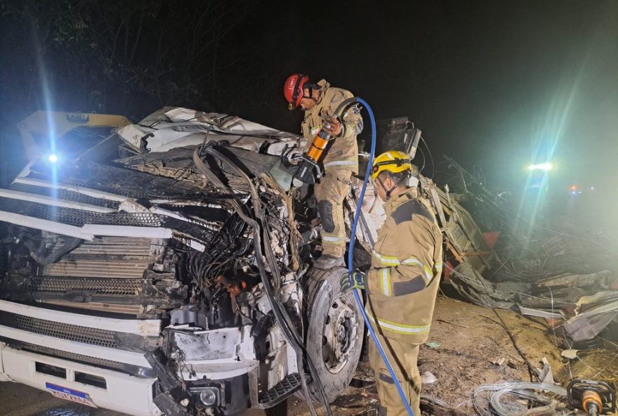 motorista-morre-apos-capotar-carreta-na-br-251-em-fruta-de-leite3B-resgate-e-fotos