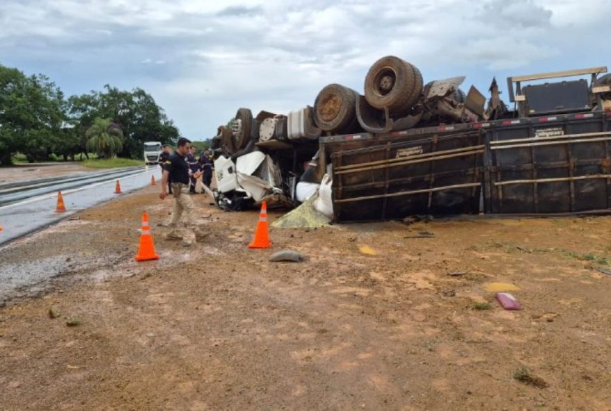 motorista-morre-apos-carreta-com-carga-de-graos-tombar-na-br-365 motorista-morre-apos-carreta-com-carga-de-graos-tombar-na-br-365