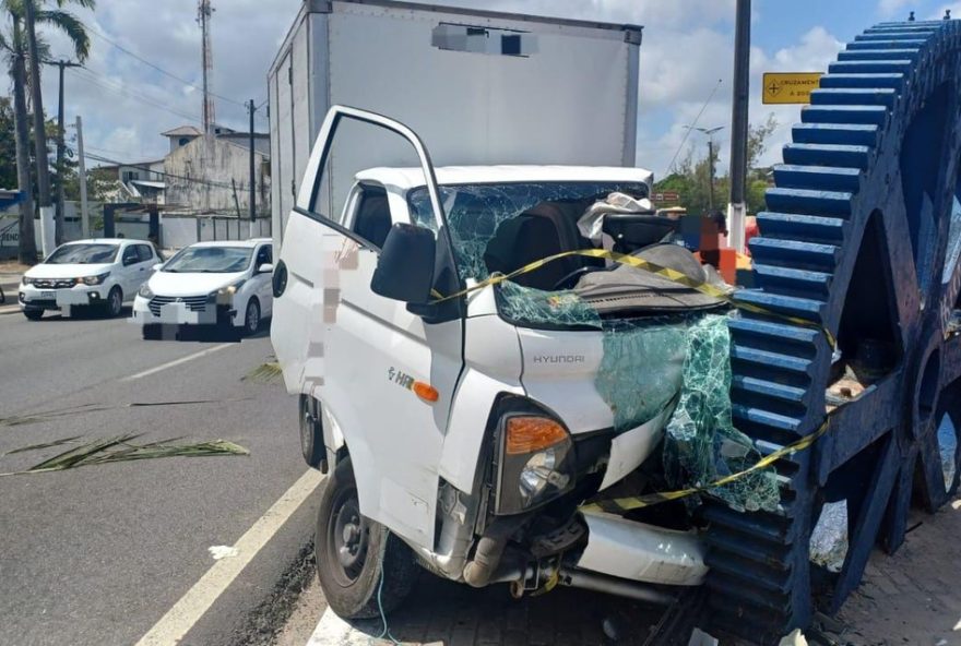 motorista-morre-apos-colidir-caminhao-e-ficar-preso-as-ferragens-em-acidente-na-br-1012C-em-abreu-e-lima2C-no-recife