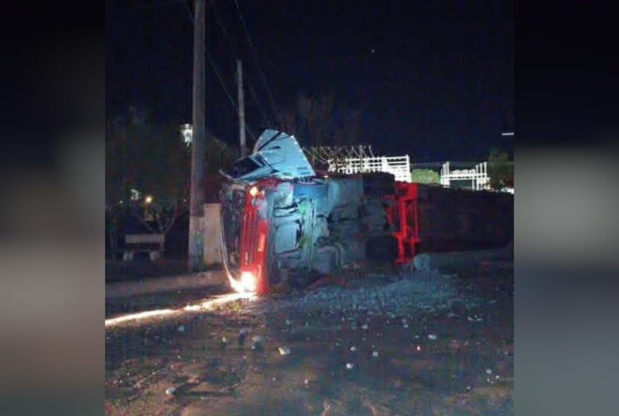 motorista-morre-apos-perder-controle-e-colidir-contra-postes-de-energia-em-taguai
