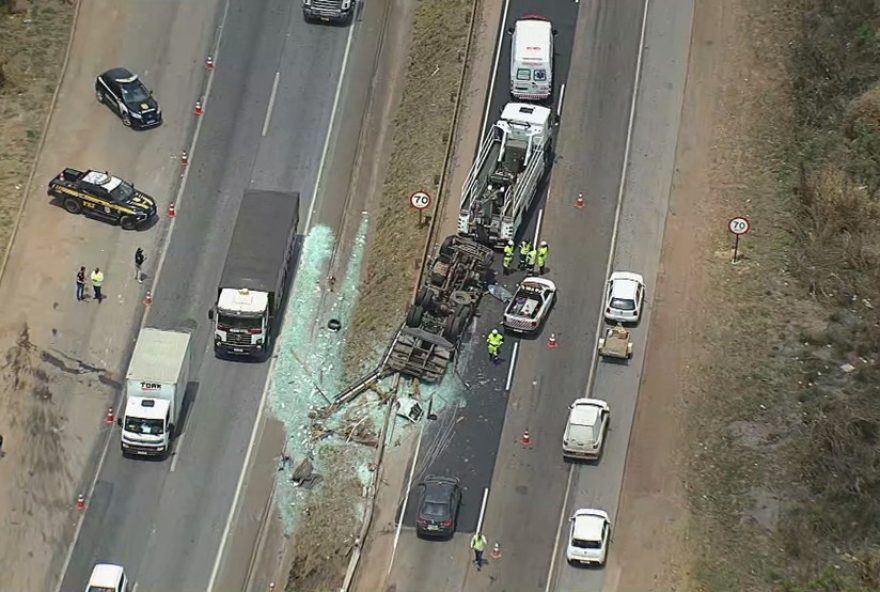 motorista-morre-em-acidente-fatal-na-br-040-em-contagem3A-carreta-carregada-de-vidro-envolvida.-principais-informacoes-e-alerta-para-seguranca-no-transito
