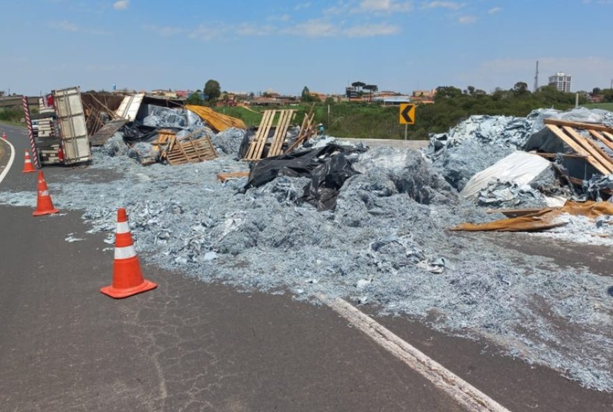 motorista-morre-em-acidente-na-pr-1513A-caminhao-tomba-e-bloqueia-pista-em-carambei2C-parana