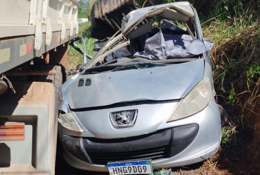 motorista-morre-em-colisao-entre-carro-e-carretas-na-br-458-em-ipatinga3A-tragedia-alerta-para-a-importancia-da-seguranca-no-transito