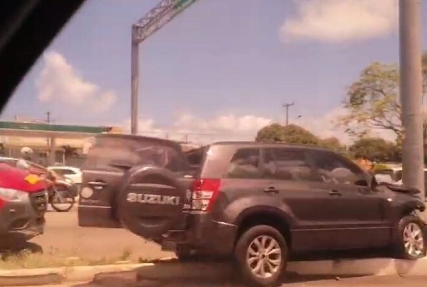 motorista-passa-mal-e-provoca-acidente-na-marginal-da-br motorista-passa-mal-e-provoca-acidente-na-marginal-da-br