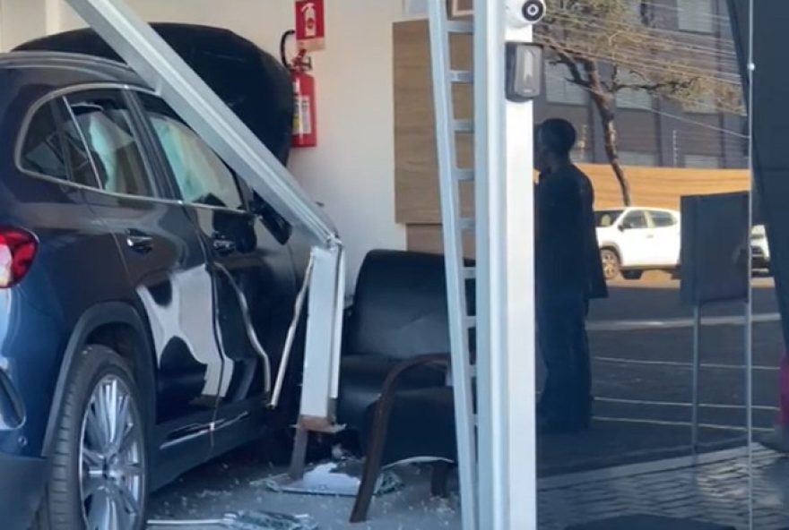 motorista-perde-controle-de-carro-de-luxo-e-invade-loja-em-cascavel2C-parana