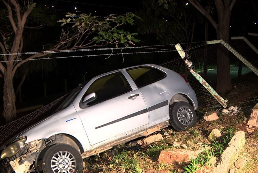motorista-perde-controle-de-carro-e-derruba-alambrado-em-campinas3A-saiba-como-prevenir-acidentes-e-dirigir-com-seguranca
