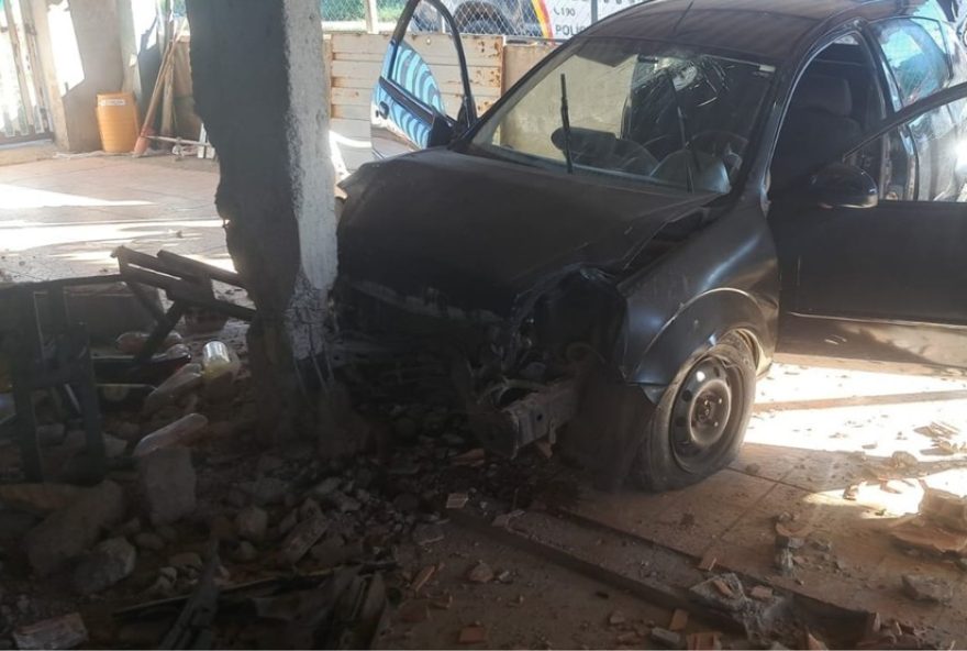 motorista-perde-controle-do-carro-e-provoca-acidente-em-loja-em-santa-maria3A-cuidados-no-transito-essenciais