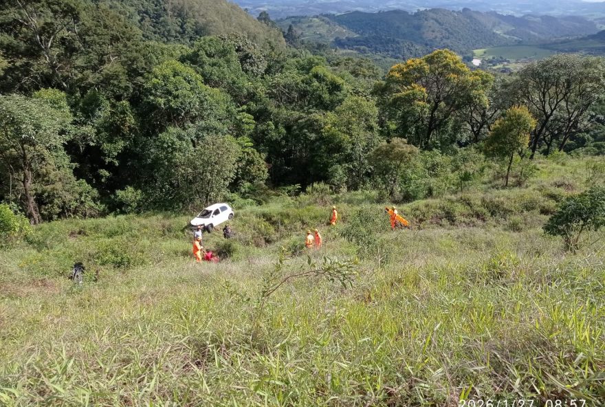 motorista-perde-controle-do-veiculo2C-capota-e-cai-em-ribanceira motorista-perde-controle-do-veiculo2C-capota-e-cai-em-ribanceira