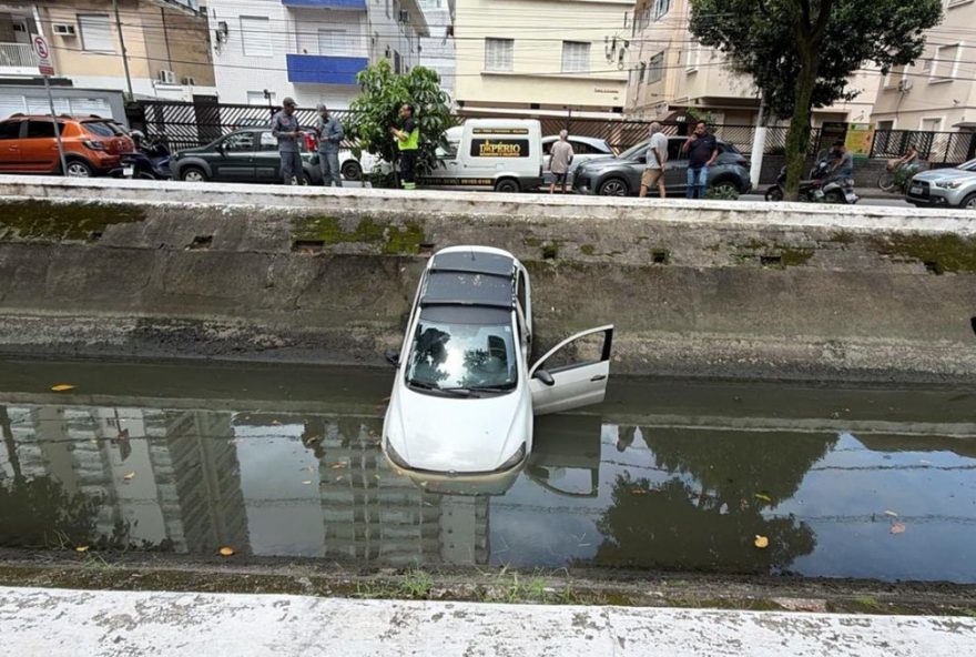 motorista-perde-controle-e-cai-em-canal-de-santos-sp-sem-ferimentos motorista-perde-controle-e-cai-em-canal-de-santos-sp-sem-ferimentos