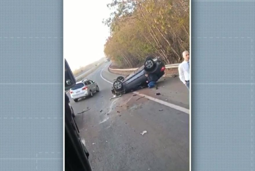 motorista-perde-controle-e-capota-na-rodovia-zeferino-vaz-em-cosmopolis3A-imagens-e-impacto-no-transito