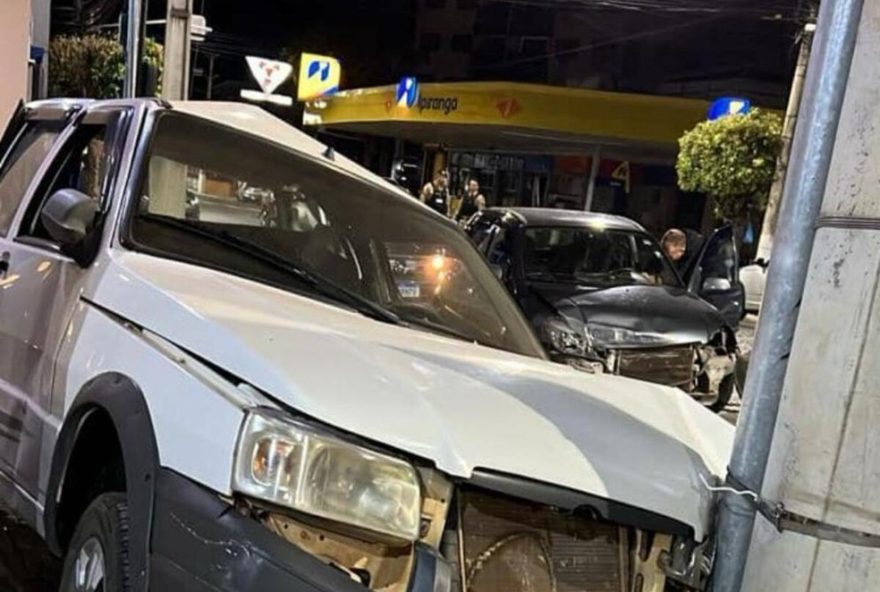 motorista-perde-controle-e-causa-colisao-em-leopoldina3A-veiculos-estacionados-atingidos2C-mas-sem-feridos.-a-importancia-da-prudencia-no-transito