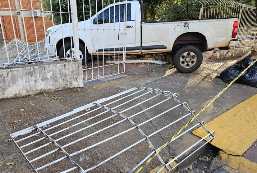 motorista-perde-controle-e-derruba-portao-do-forum-em-dracena-sp-investigacao-em-andamento-para-esclarecer-o-ocorrido