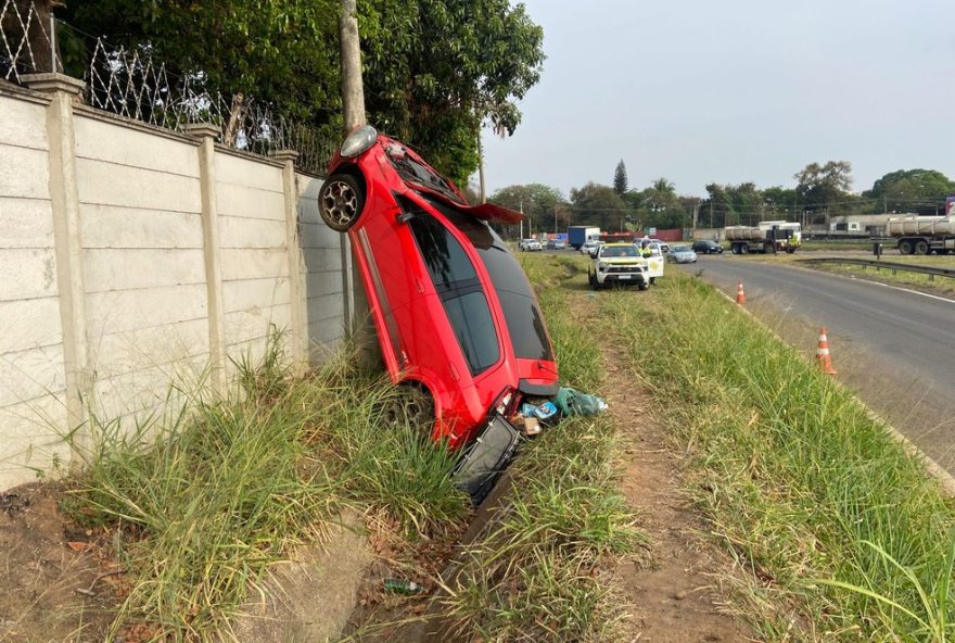 motorista-perde-controle-e-sobe-em-poste-na-estrada-velha-do-tupi-em-piracicaba3A-veja-imagens
