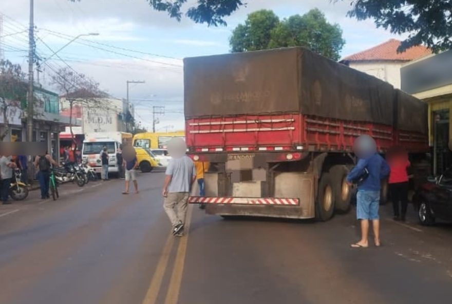 motorista-que-passou-mal-apos-picada-de-abelha-e-flagrado-com-caminhao-desgovernado-antes-de-acidente-em-sao-tome2C-pr