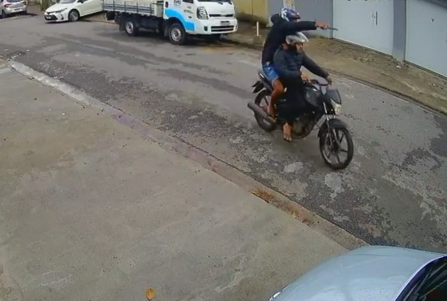 motorista-reage-a-assalto-e-atropela-criminoso-em-curicica2C-zona-oeste-do-rio motorista-reage-a-assalto-e-atropela-criminoso-em-curicica2C-zona-oeste-do-rio