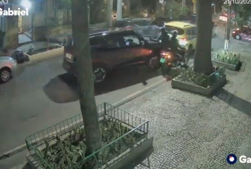 motorista-reage-a-assalto-e-joga-carro-contra-ladroes-em-imagens-ineditas2C-mostrando-a-importancia-da-seguranca-nas-ruas motorista-reage-a-assalto-e-joga-carro-contra-ladroes-em-imagens-ineditas2C-mostrando-a-importancia-da-seguranca-nas-ruas