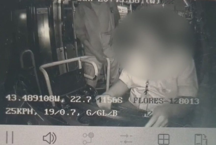 motorista-reage-a-assalto-em-onibus2C-briga-com-criminoso-e-bate-em-poste-em-nova-iguacu3A-flagrante-capturado-por-cameras