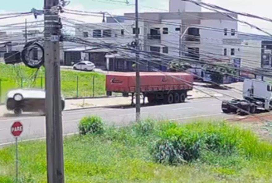 motorista-sai-ileso-apos-carro-capotar-embaixo-de-carreta-em-cascavel2C-pr-5Bvideo5D motorista-sai-ileso-apos-carro-capotar-embaixo-de-carreta-em-cascavel2C-pr-5Bvideo5D