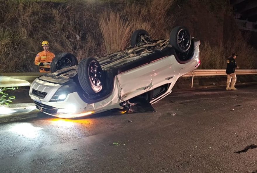 motorista-se-distrai-com-acidente-fatal-na-br-365-em-uberlandia3A-capota-veiculo-em-consequencia