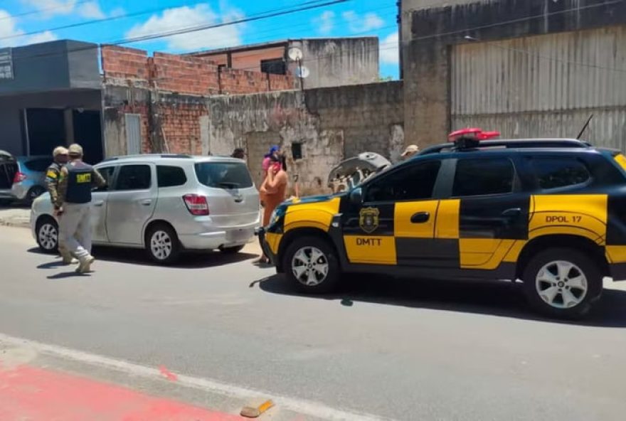 motorista-sem-cnh-e-flagrada-transportando-criancas-em-maceio3A-veiculo-e-apreendido-e-condutora-autuada