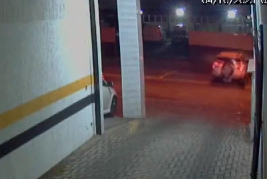 motorista-sob-efeito-de-drogas-bate-carro-em-muro-da-central-de-flagrantes-em-curitiba
