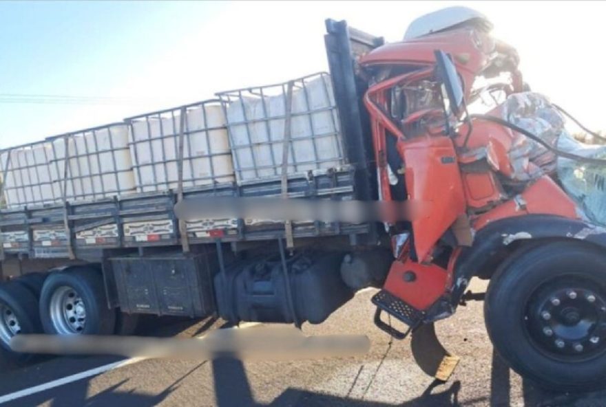 motorista-sofre-ferimentos-graves-em-acidente-entre-caminhoes-na-rodovia-raposo-tavares-em-sp