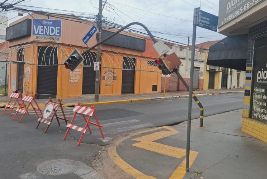 motorista-sofre-mal-subito-e-colide-onibus-contra-semaforo-em-bauru3A-ninguem-ferido