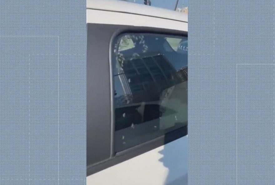 motorista-tem-carro-invadido-por-enxame-de-abelhas-na-avenida-das-americas3A-saiba-como-agir-em-casos-de-invasao
