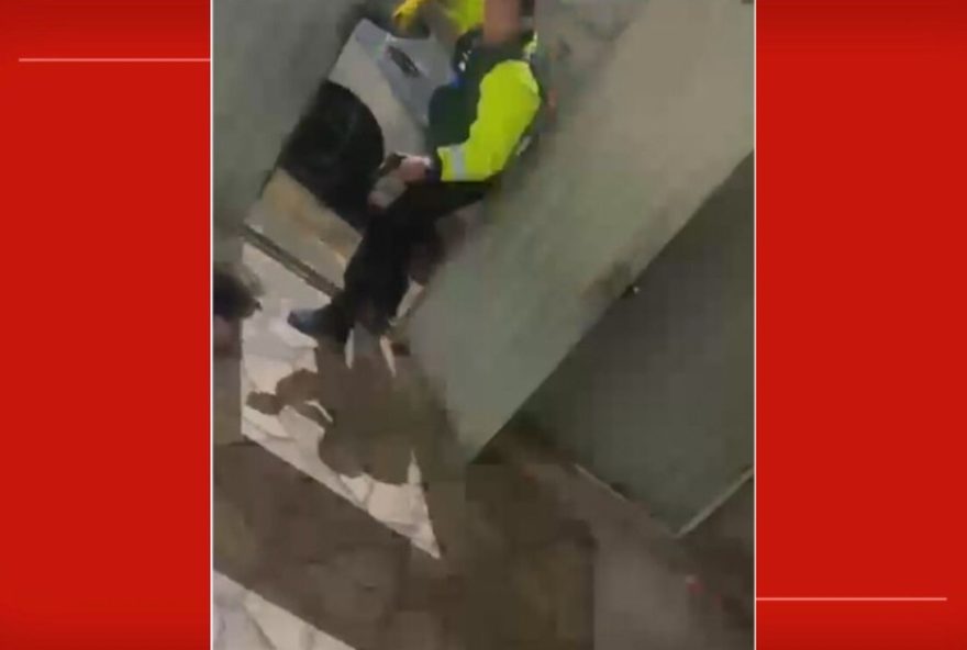 motorista-tenta-se-esconder-atras-de-idosa-durante-blitz-no-df motorista-tenta-se-esconder-atras-de-idosa-durante-blitz-no-df