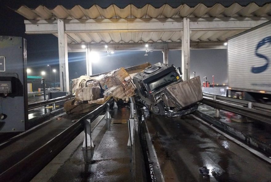 motorista-tomba-caminhao-em-praca-de-pedagio-do-parana-ao-errar-cancela-automatica2C-diz-prf motorista-tomba-caminhao-em-praca-de-pedagio-do-parana-ao-errar-cancela-automatica2C-diz-prf