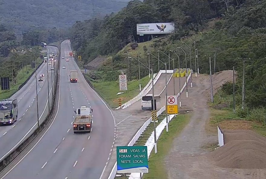 motorista-utiliza-area-de-escape-apos-onibus-perder-freios-na-br-3762C-no-parana