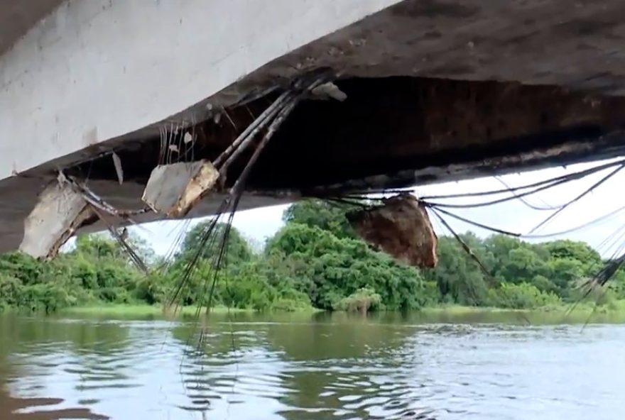 motoristas-arriscam-travessia-em-balsa-apos-interdicao-de-ponte-no-maranhao