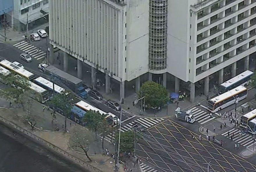 motoristas-de-onibus-manifestam-no-recife-por-cumprimento-de-acordo-coletivo