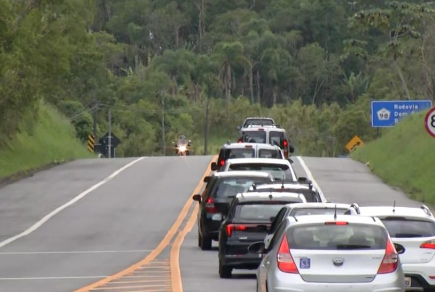motoristas-enfrentam-lentidao-de-10km-na-mogi-bertioga3A-saiba-mais