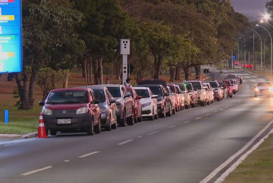 motoristas-madrugam-para-abastecer-com-gasolina-a-r24-42C52-no-df3A-fila-antecipa-venda-sem-impostos-em-posto