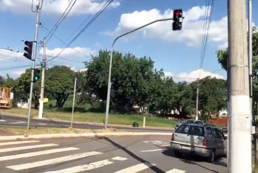 motoristas-sao-flagrados-avancando-sinal-vermelho-em-rotatoria-de-limeira