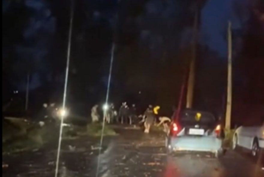 motoristas-se-mobilizam-para-limpar-estrada-apos-chuva-em-monte-alegre-do-sul-e-serra-negra
