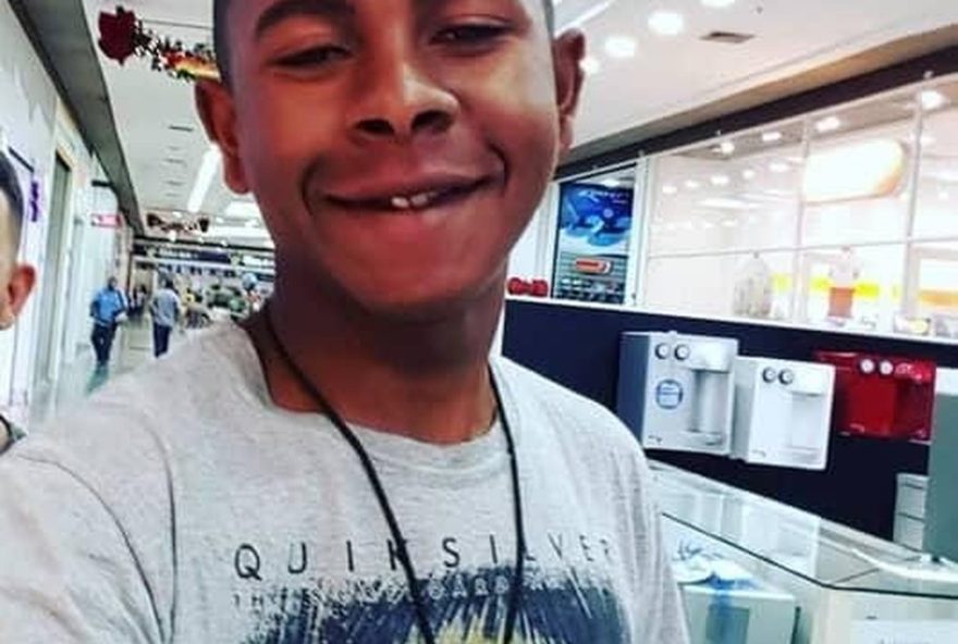 mototaxista-e-baleado-na-vila-kennedy3A-policia-militar-nao-confirma-operacao-na-regiao mototaxista-e-baleado-na-vila-kennedy3A-policia-militar-nao-confirma-operacao-na-regiao