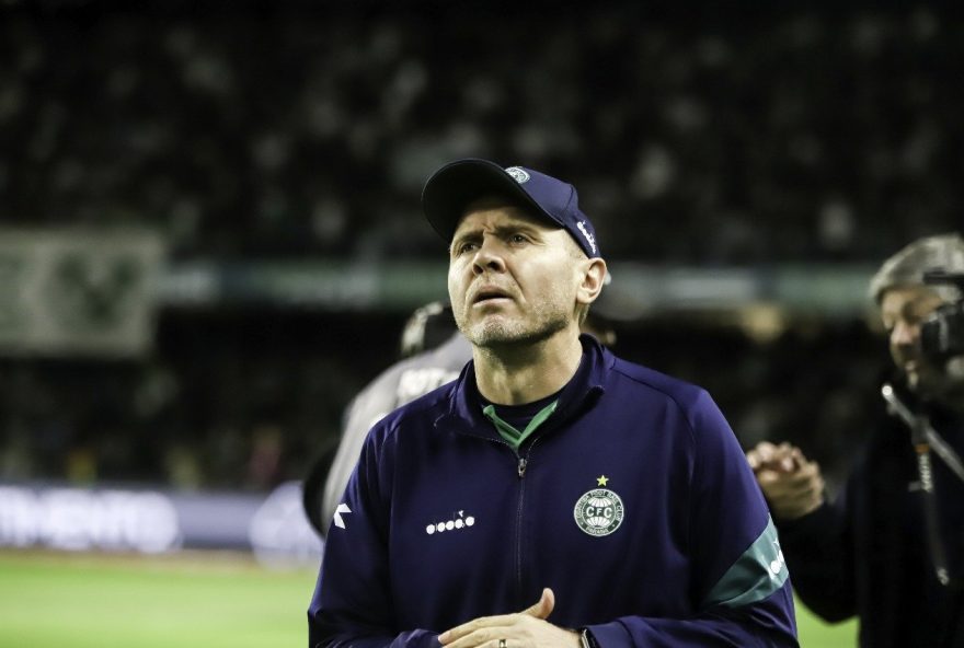 mozart-rejeita-estrategia-com-tres-volantes-no-jogo-do-coritiba